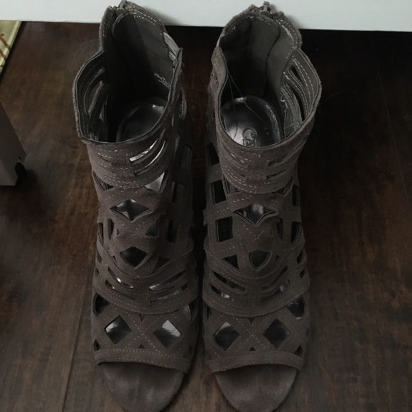 Carlos Santana Laser Cut Heels - Picture 1 of 2